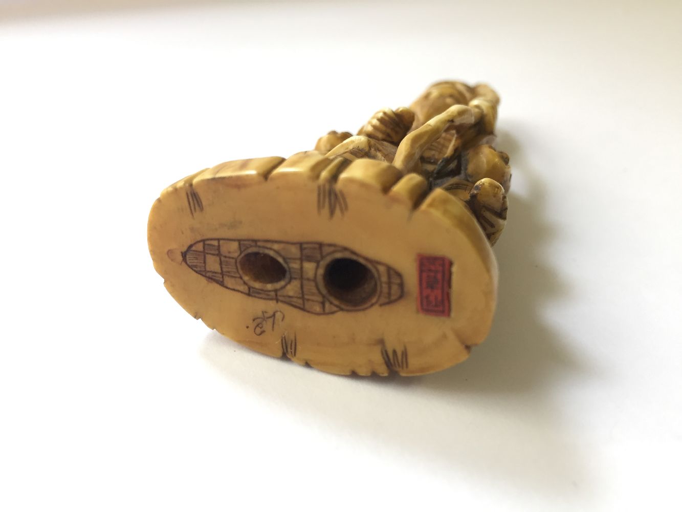 A collection of eleven ivory and horn Japanese netsuke, 19th century, to include a large netsuke - Image 12 of 33