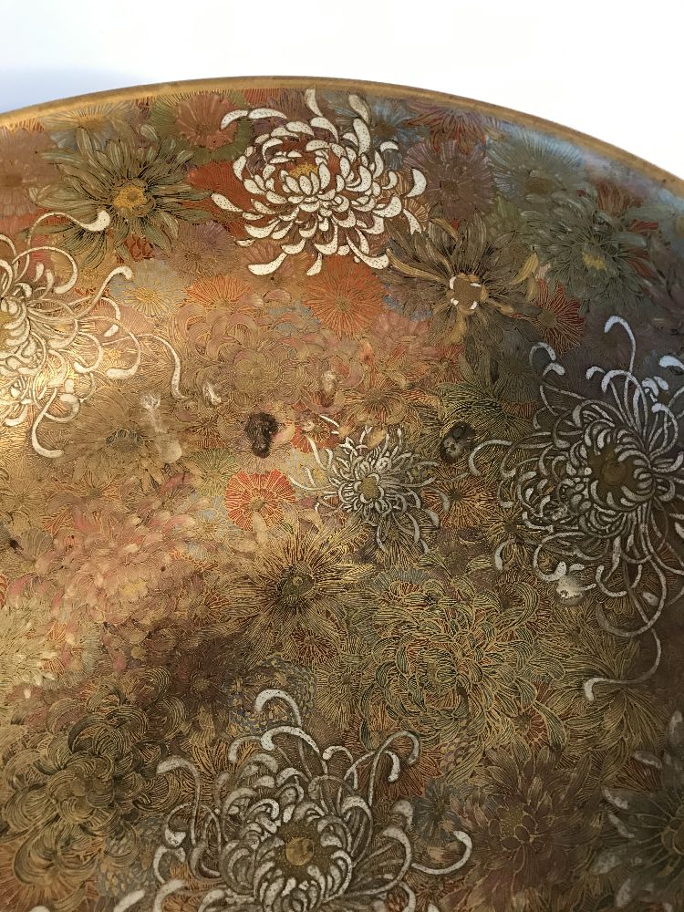 A Japanese Satsuma chrysanthemum bowl, Meiji period, decorated in gold, red, blue, green and - Image 7 of 12