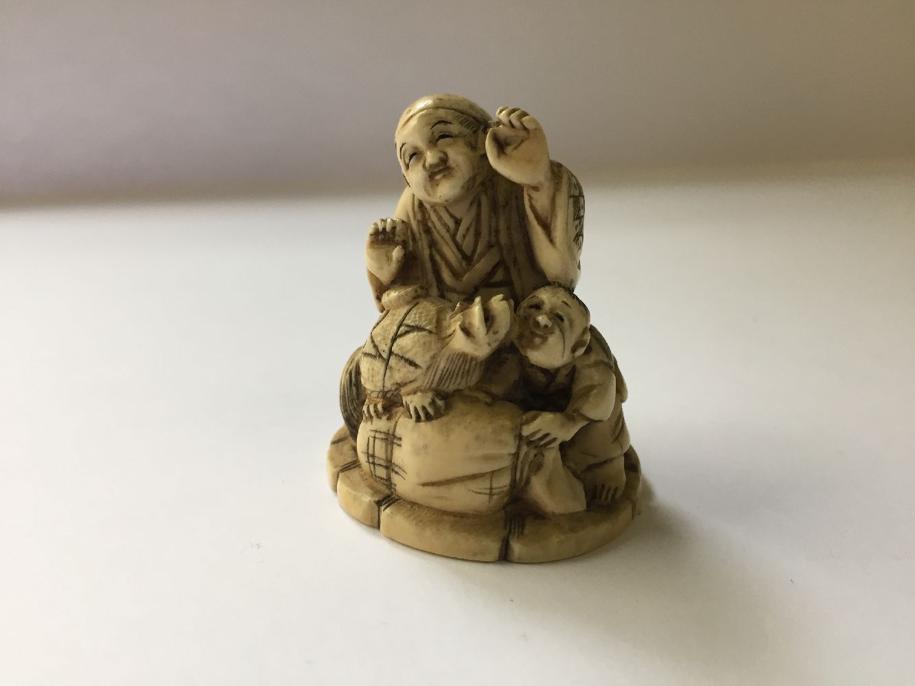 A collection of eleven ivory and horn Japanese netsuke, 19th century, to include a large netsuke - Image 2 of 33