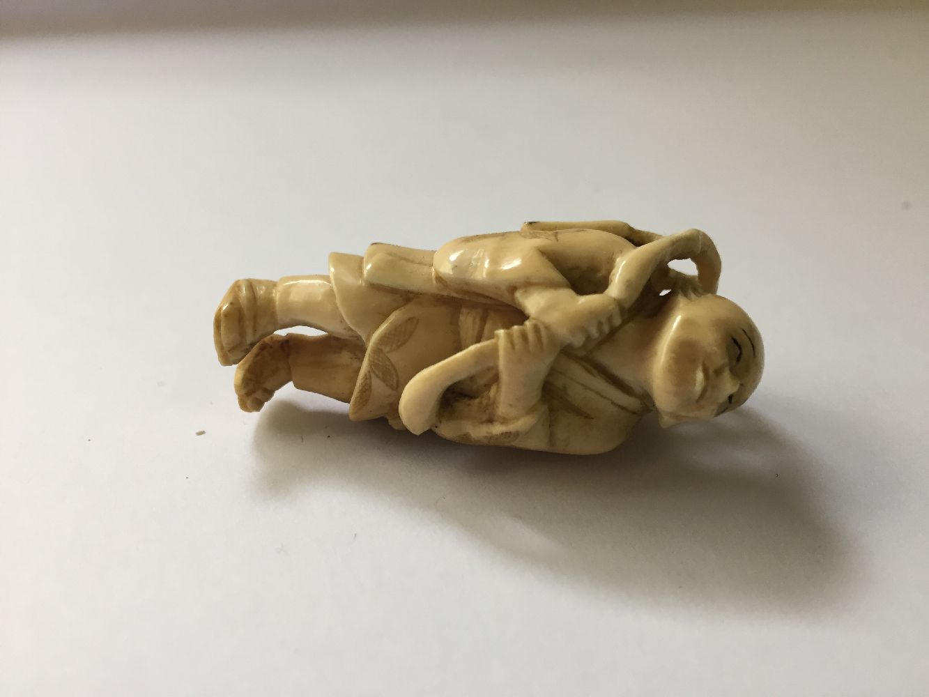 A collection of eleven ivory and horn Japanese netsuke, 19th century, to include a large netsuke - Image 9 of 33