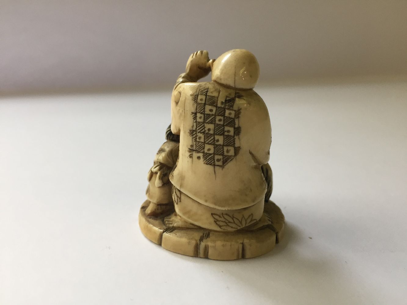 A collection of eleven ivory and horn Japanese netsuke, 19th century, to include a large netsuke - Image 3 of 33