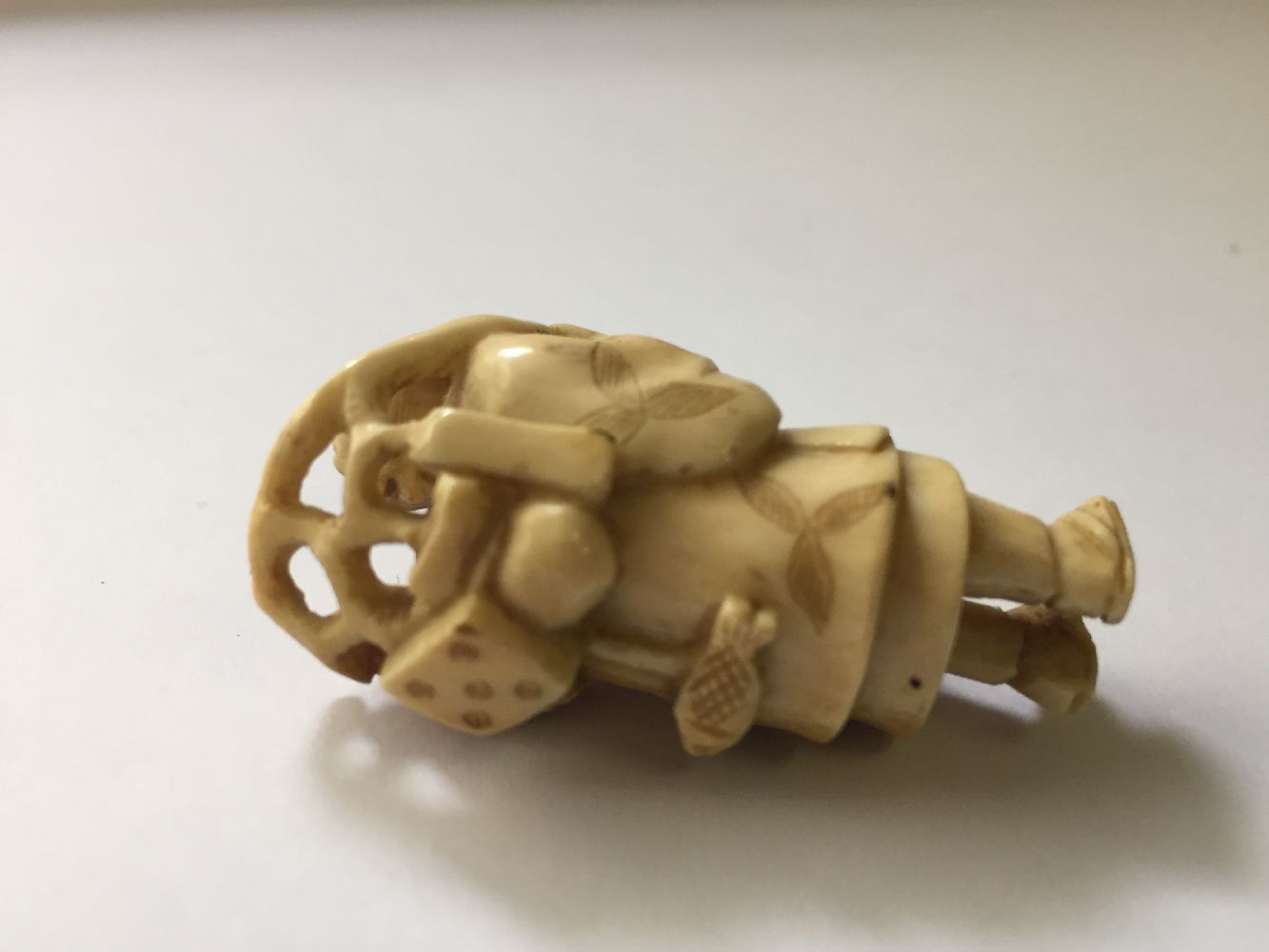 A collection of eleven ivory and horn Japanese netsuke, 19th century, to include a large netsuke - Image 8 of 33