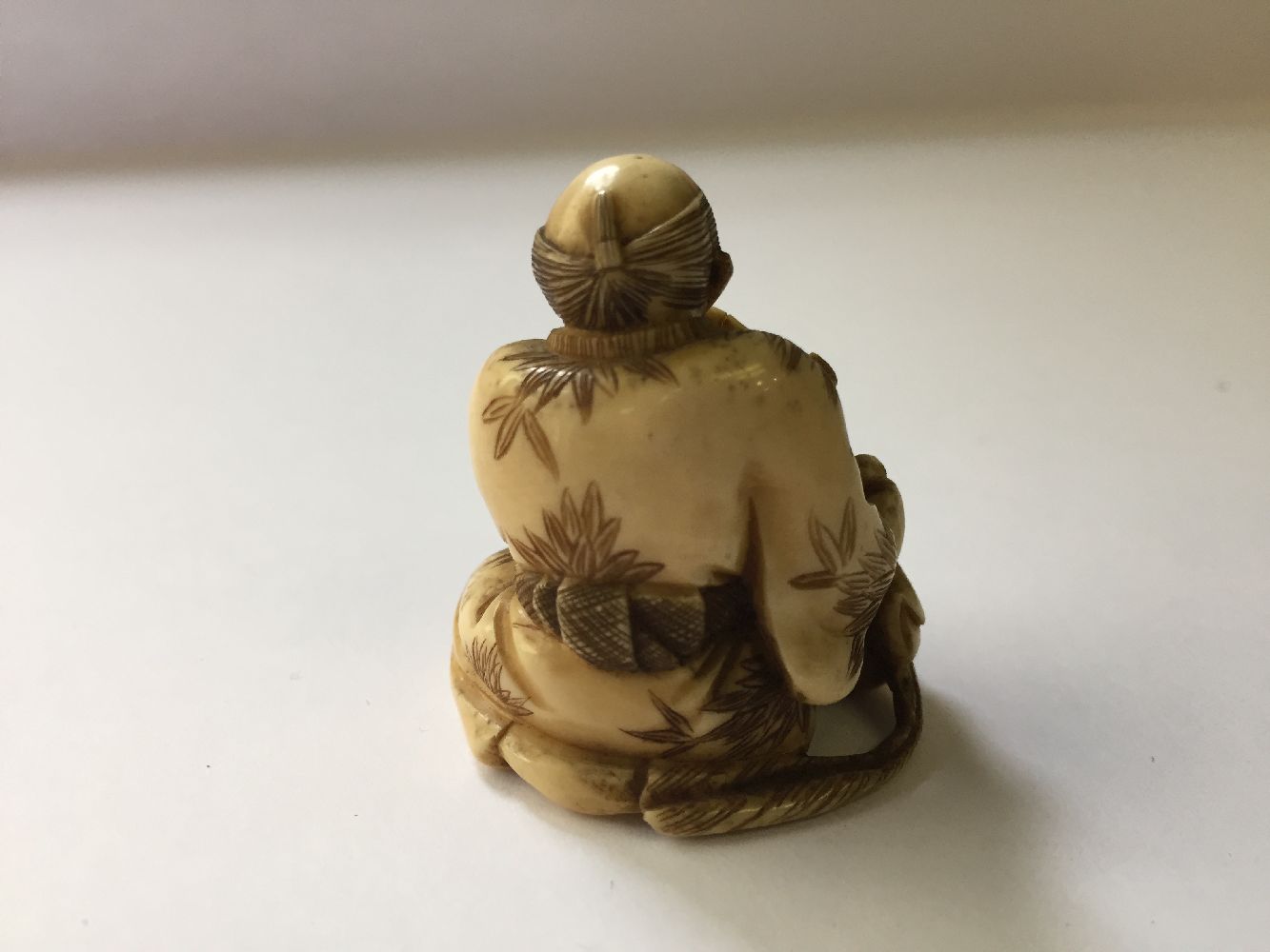 A collection of eleven ivory and horn Japanese netsuke, 19th century, to include a large netsuke - Image 6 of 33