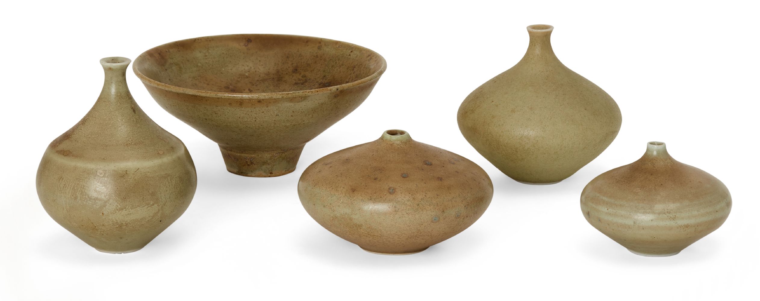 Four miniature Japanese porcelain vases and a bowl, 20th century, produced at the Nanzan-gama