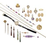 A group of jewellery and costume jewellery, comprising: an early 20th century gold masonic