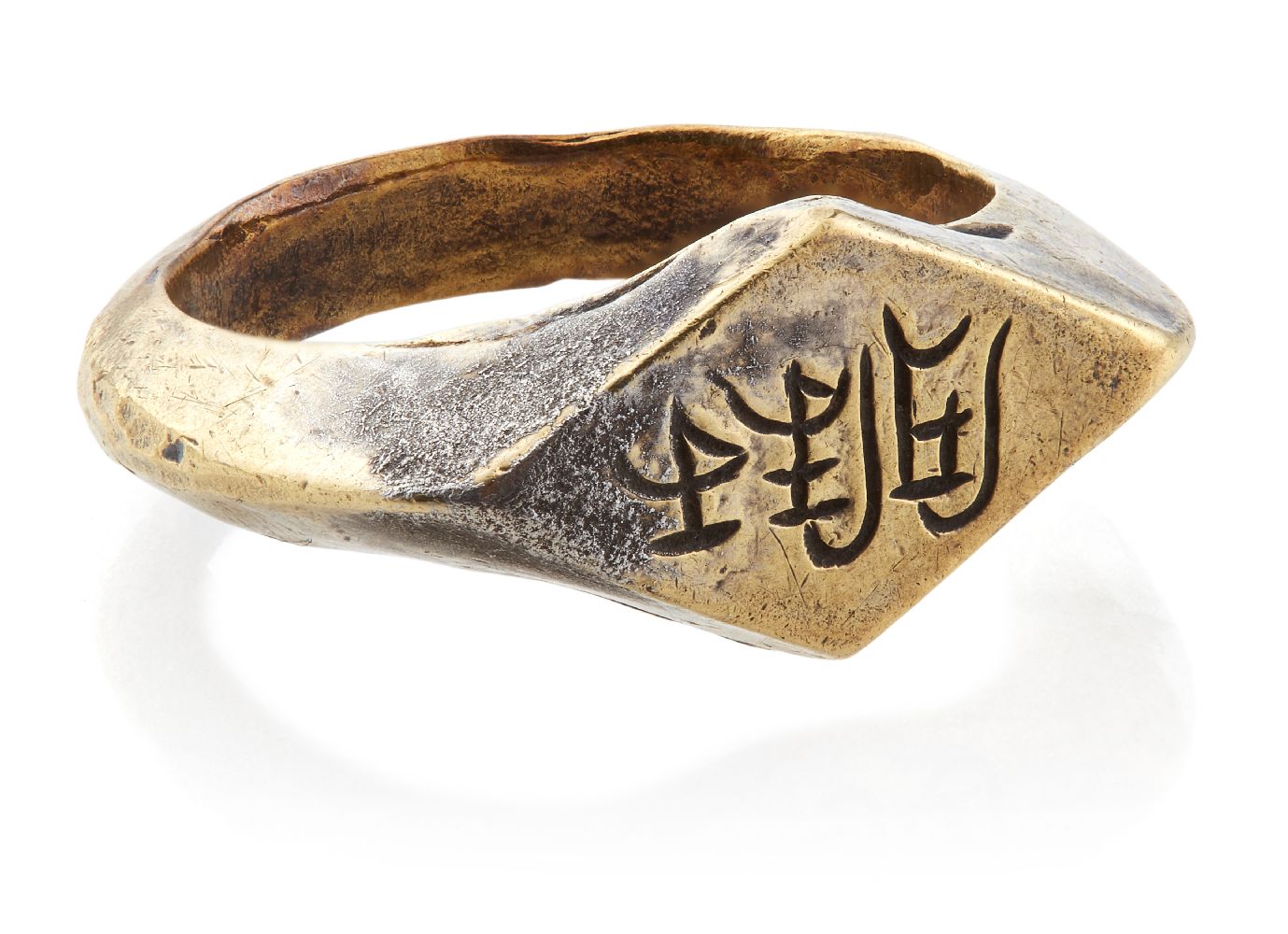 A very rare white HuN Swat valley gold ring with inscription "Sri Khalq", Pakistan, 9th-10th