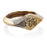 A very rare white HuN Swat valley gold ring with inscription "Sri Khalq", Pakistan, 9th-10th