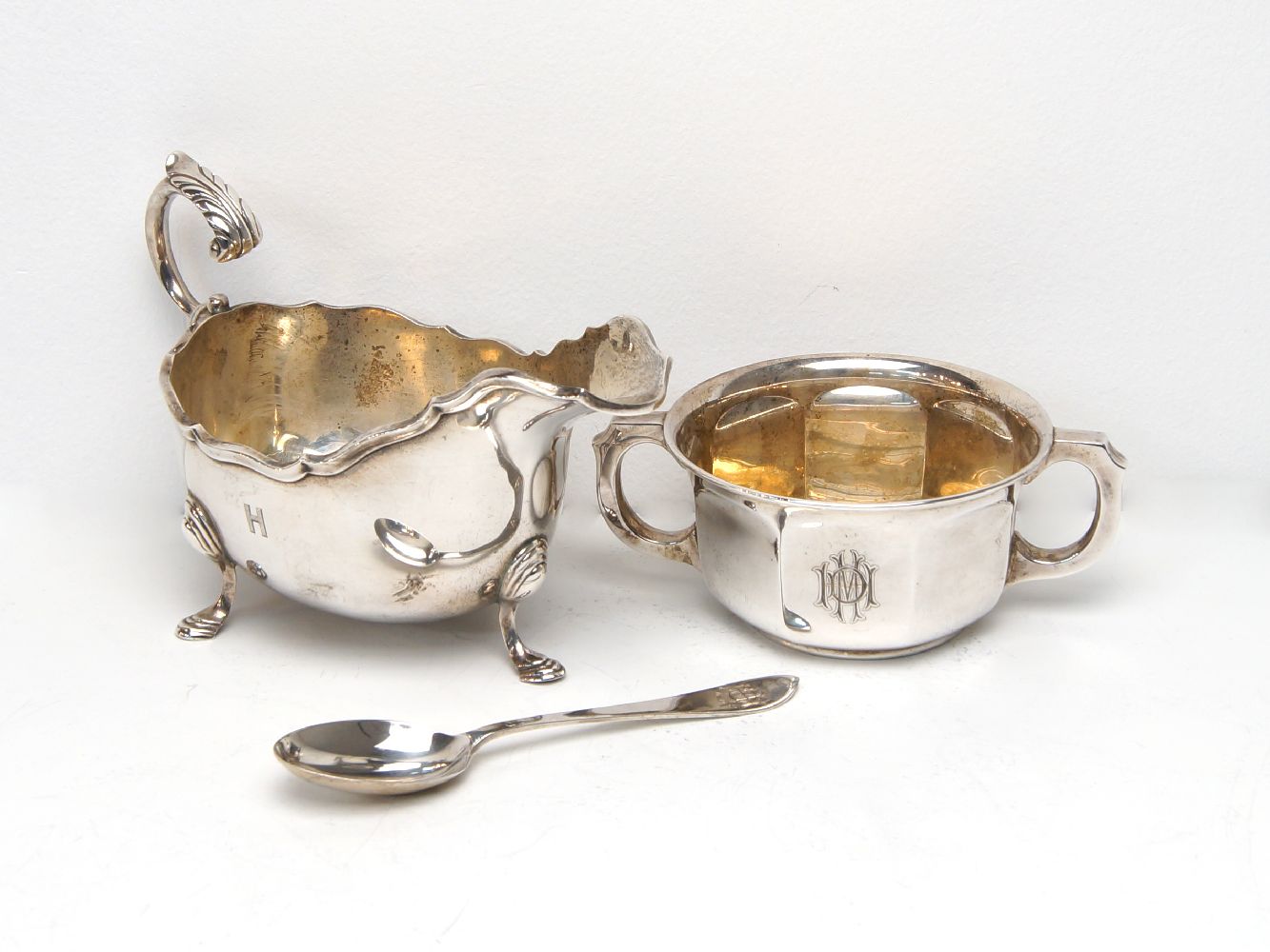 A cased silver porringer and spoon, the porringer Birmingham, c.1930, William Greenwood & Sons,