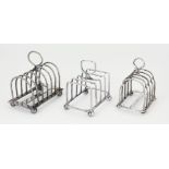 A silver five bar toast rack, Birmingham, c.1946, Hukin & Heath, the shaped, rounded bars to loop