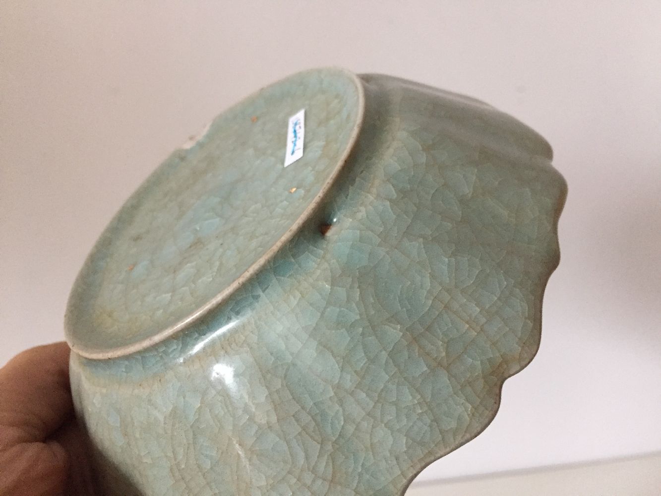 A Chinese ge-type celadon crackle-glazed shallow bowl, Qing dynasty, the bowl with a moulded lotus - Bild 9 aus 9