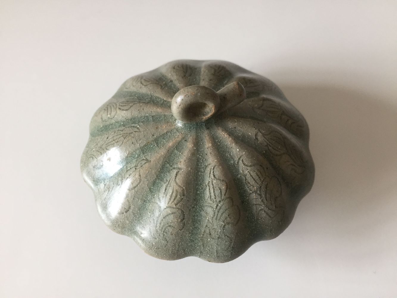 A Korean stoneware celadon melon-shaped teapot, Goryeo dynasty, the lobed body decorated with - Image 8 of 10