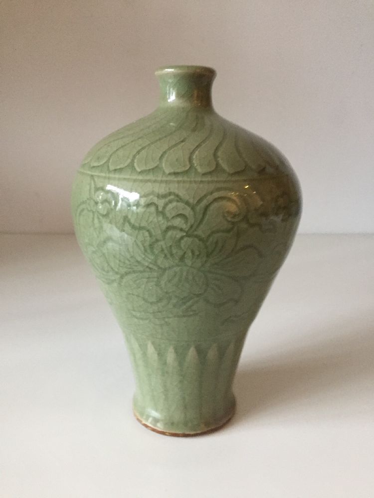 A Chinese grey stoneware Ming-style celadon 'lotus' vase, 19th century, the exterior carved with two - Bild 4 aus 7