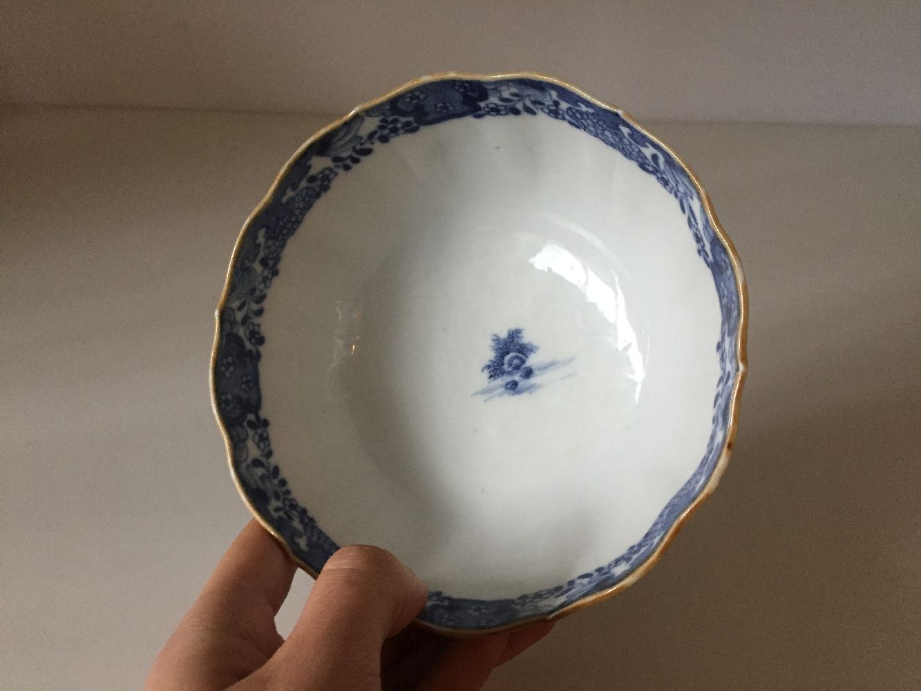 A Chinese porcelain blue and white bowl, 18th century, painted with pagodas in a continuous - Bild 4 aus 5