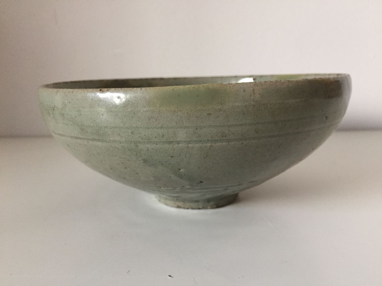 A Korean stoneware inlaid celadon bowl, Goryeo dynasty, 13th-14th century, on short foot with curved - Image 9 of 13