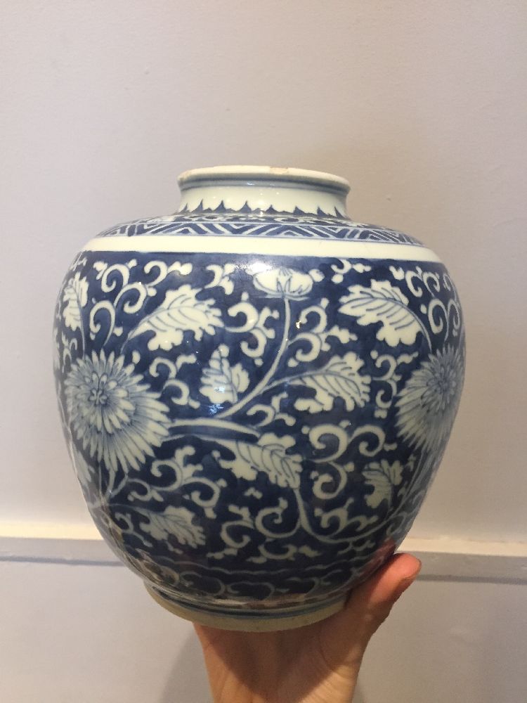 A Chinese porcelain 'chrysanthemum' jar, 18th century, painted in underglaze blue with flowering - Bild 12 aus 18