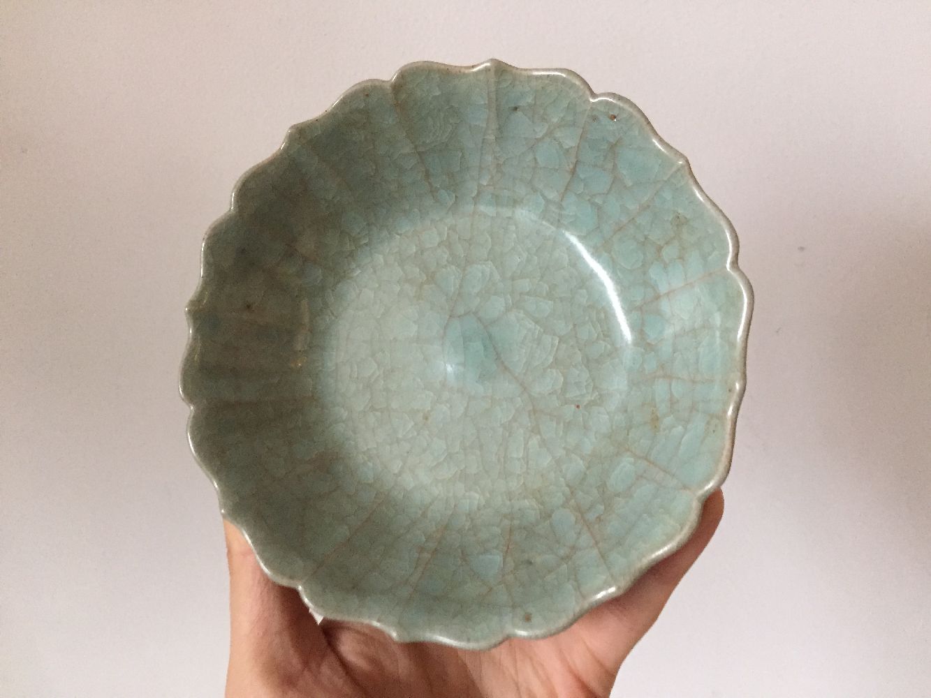 A Chinese ge-type celadon crackle-glazed shallow bowl, Qing dynasty, the bowl with a moulded lotus - Bild 3 aus 9