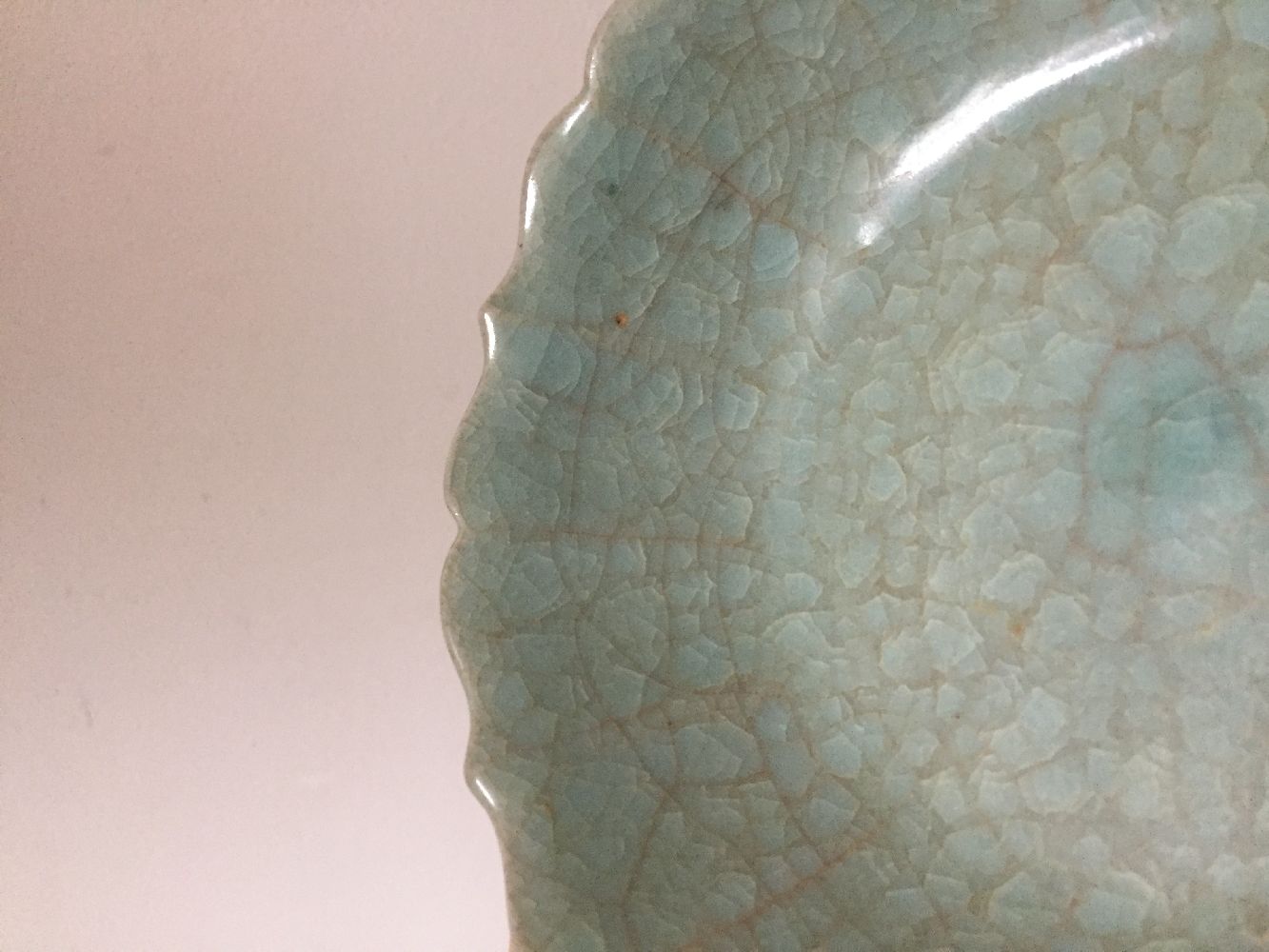 A Chinese ge-type celadon crackle-glazed shallow bowl, Qing dynasty, the bowl with a moulded lotus - Bild 6 aus 9