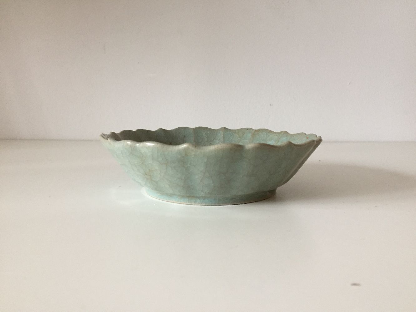 A Chinese ge-type celadon crackle-glazed shallow bowl, Qing dynasty, the bowl with a moulded lotus - Bild 2 aus 9