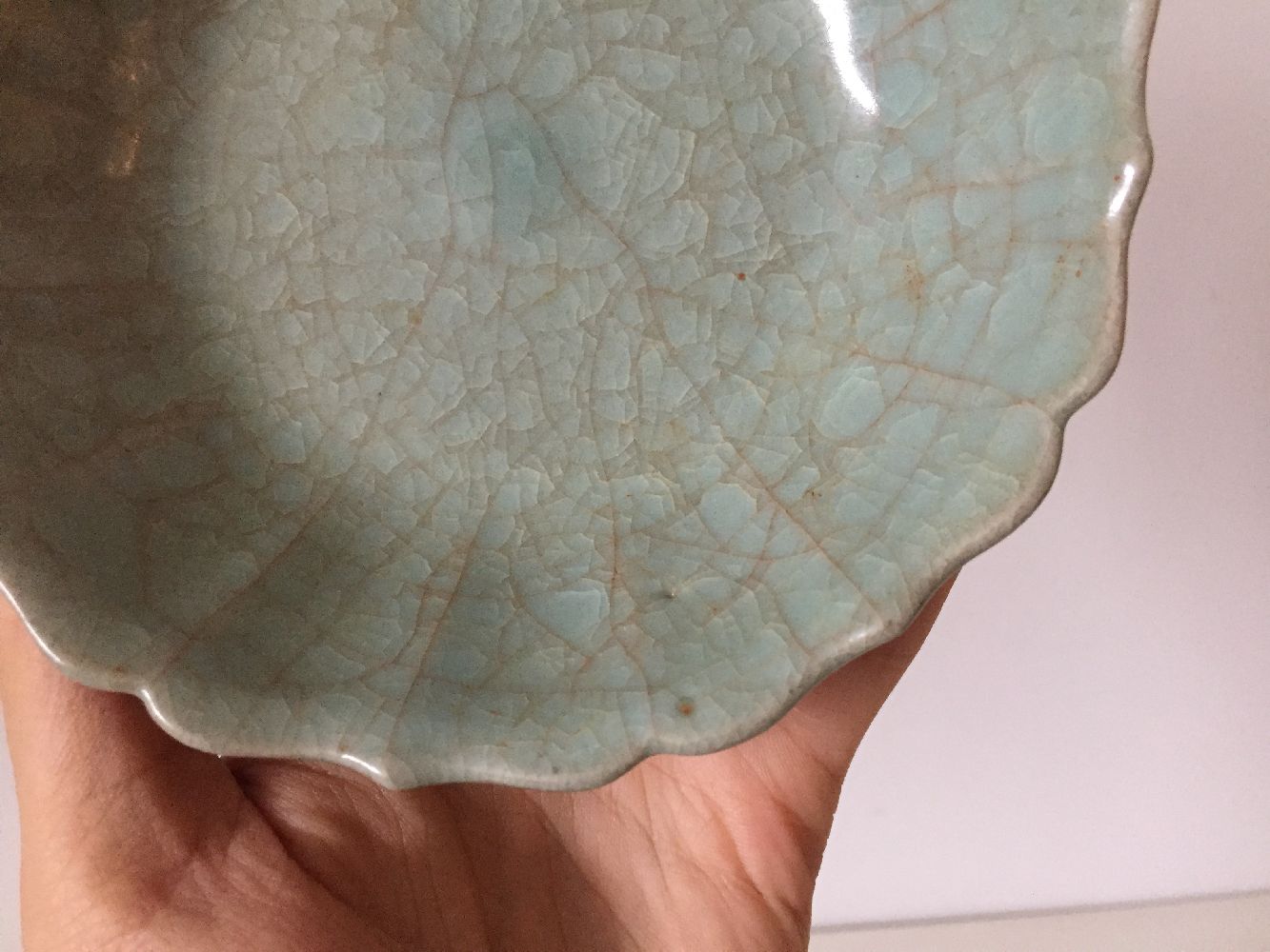 A Chinese ge-type celadon crackle-glazed shallow bowl, Qing dynasty, the bowl with a moulded lotus - Bild 5 aus 9