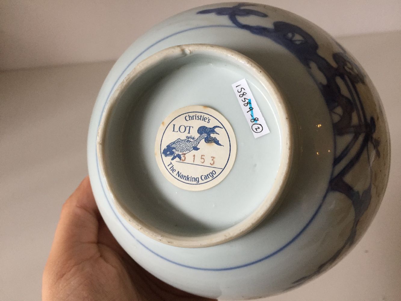 Two Chinese porcelain blue and white 'shipwreck' bowls excavated from the Nanking Cargo, circa 1750, - Bild 6 aus 10