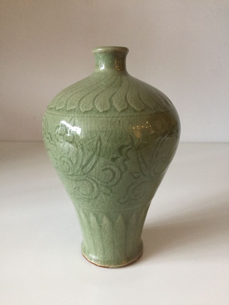 A Chinese grey stoneware Ming-style celadon 'lotus' vase, 19th century, the exterior carved with two - Bild 5 aus 7