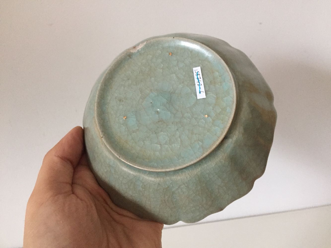 A Chinese ge-type celadon crackle-glazed shallow bowl, Qing dynasty, the bowl with a moulded lotus - Bild 7 aus 9