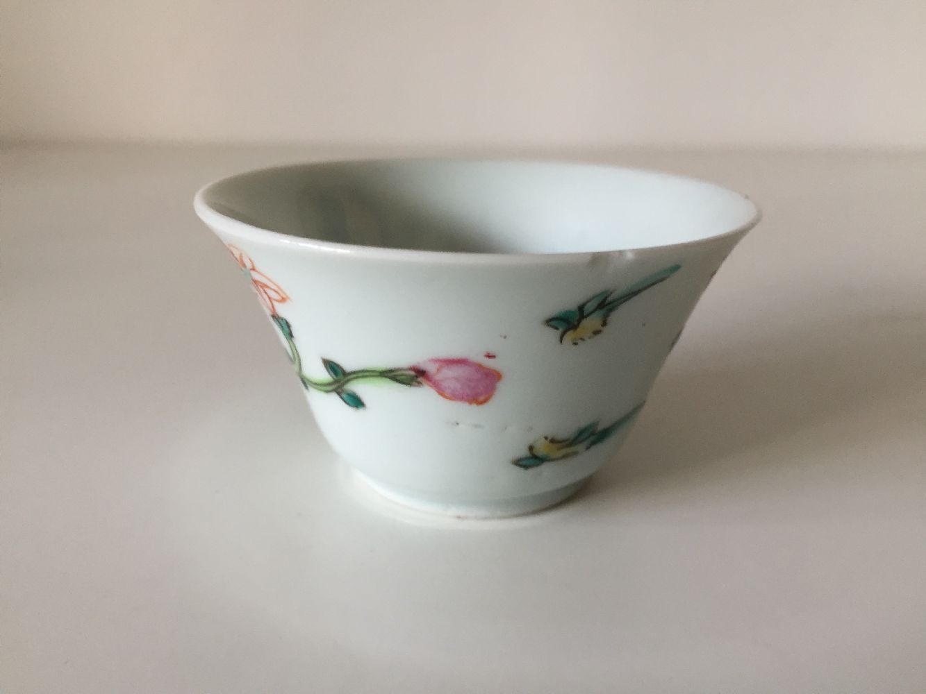 A pair of Chinese porcelain famille rose 'peony' cups, mid-19th century, painted with flowering - Bild 5 aus 10
