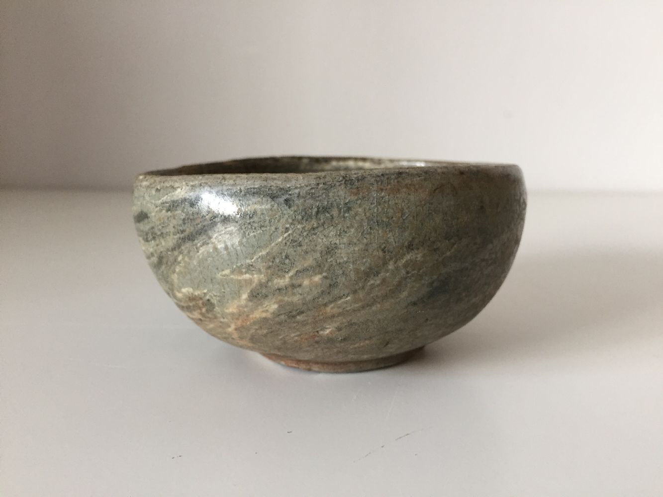 A rare Korean 'yeonrimun' marbled pottery bowl, Goryeo dynasty, 12th century, on short foot with - Image 5 of 11