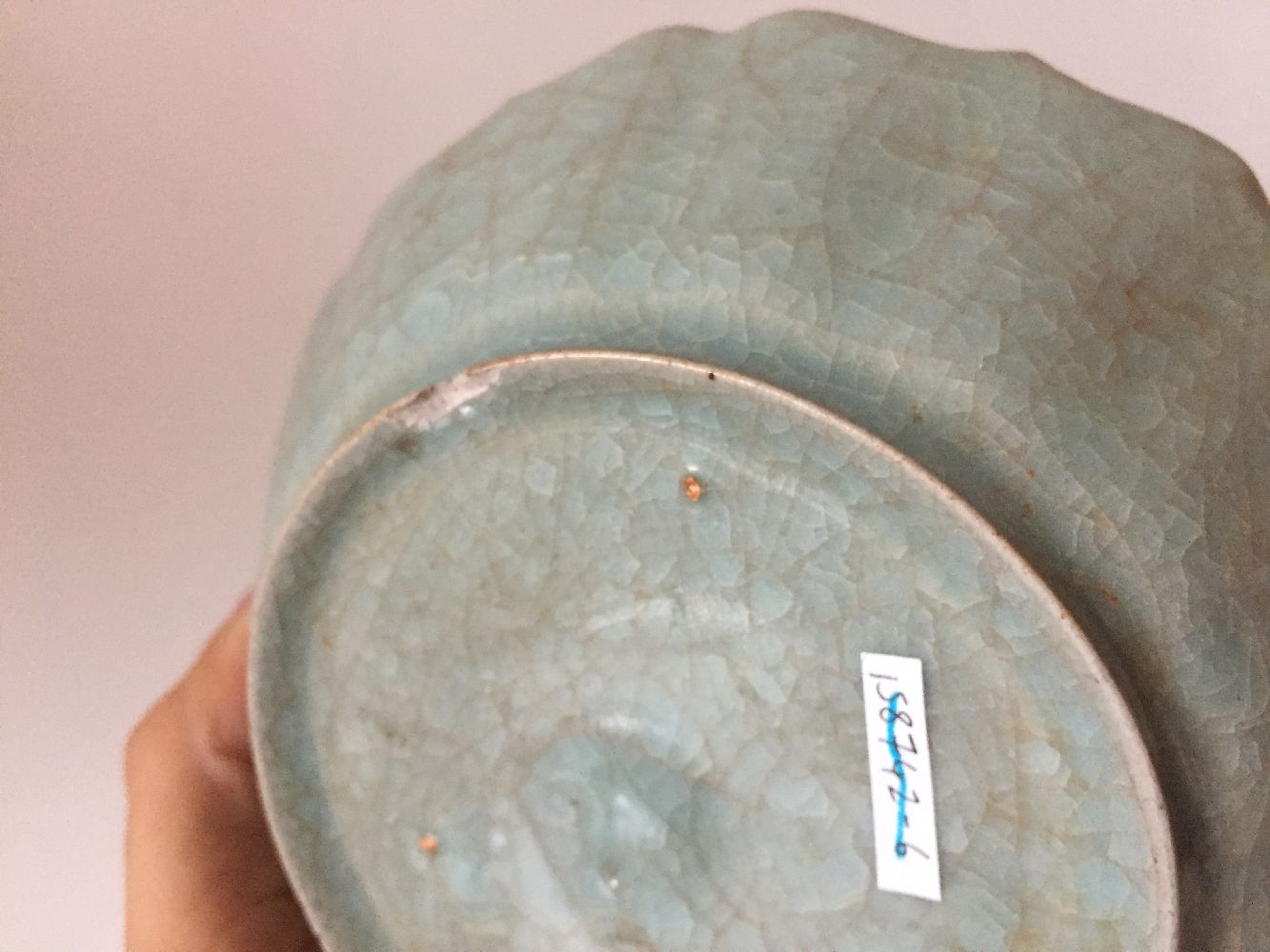 A Chinese ge-type celadon crackle-glazed shallow bowl, Qing dynasty, the bowl with a moulded lotus - Bild 8 aus 9