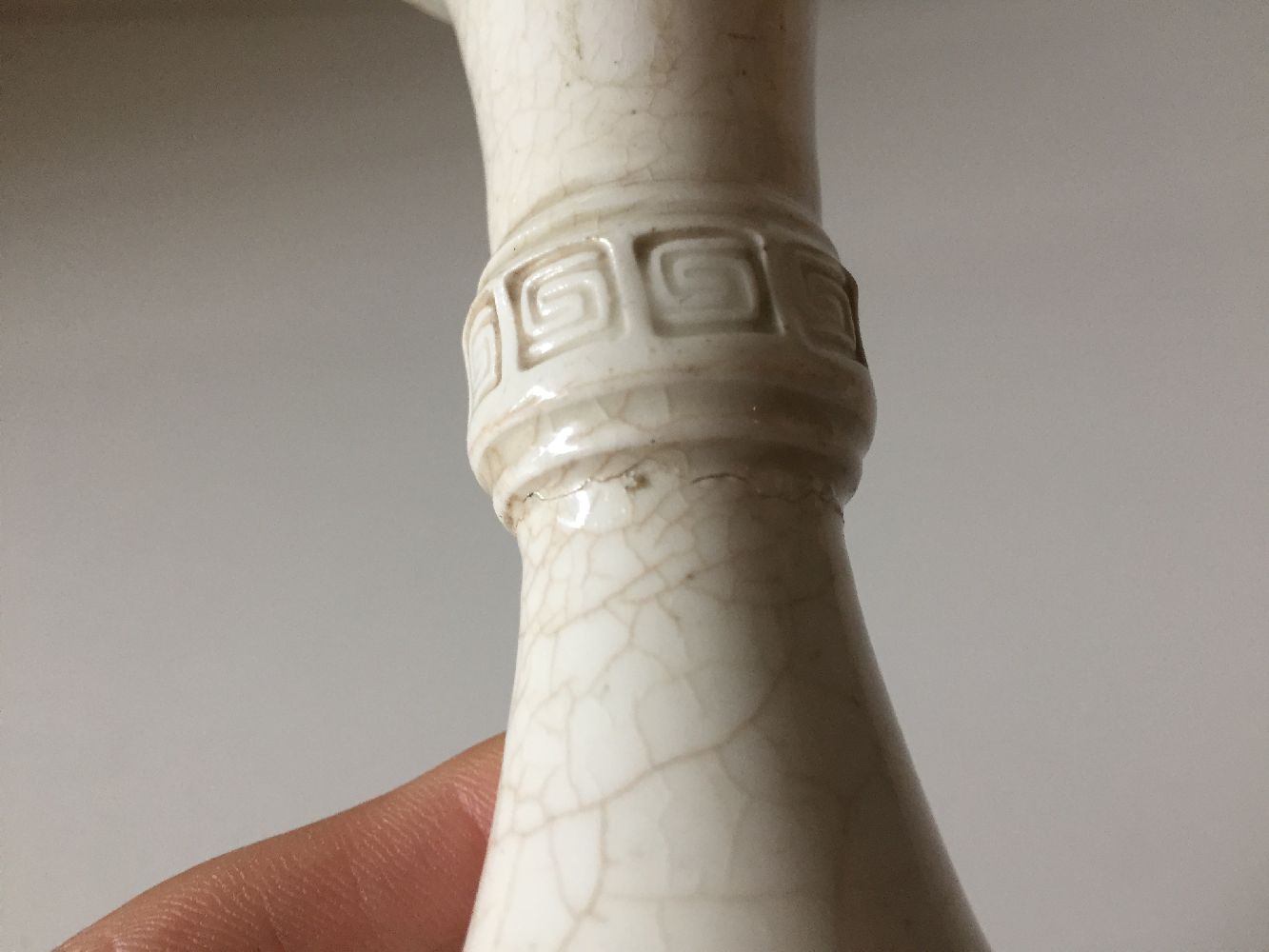 A Chinese porcelain white-glazed small vase, gu, 18th century, the raised central section - Bild 5 aus 5
