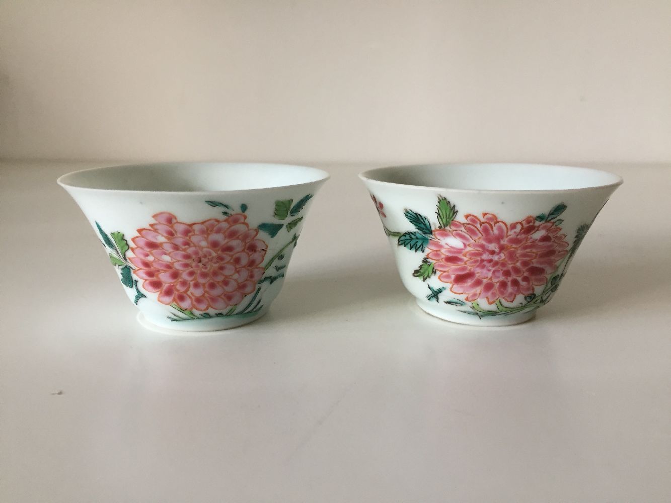 A pair of Chinese porcelain famille rose 'peony' cups, mid-19th century, painted with flowering - Bild 3 aus 10