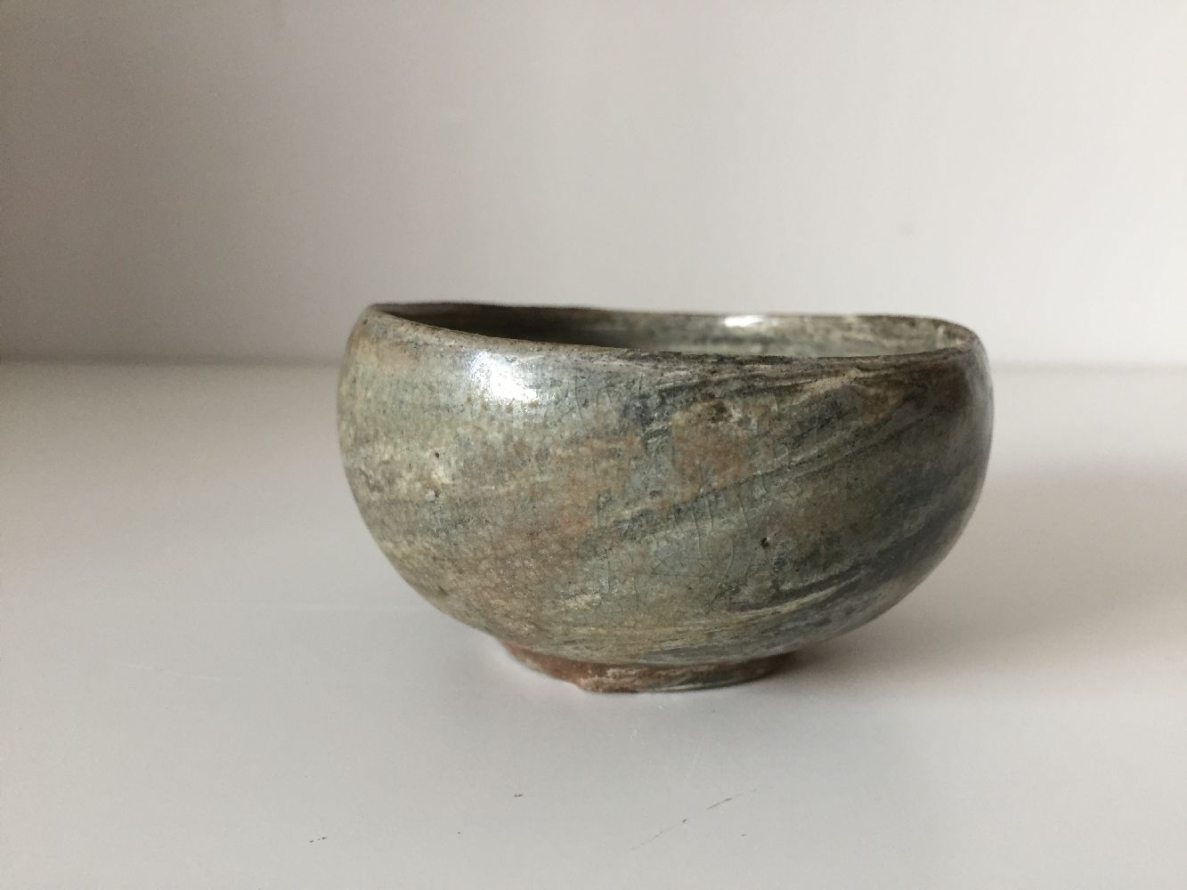 A rare Korean 'yeonrimun' marbled pottery bowl, Goryeo dynasty, 12th century, on short foot with - Image 6 of 11