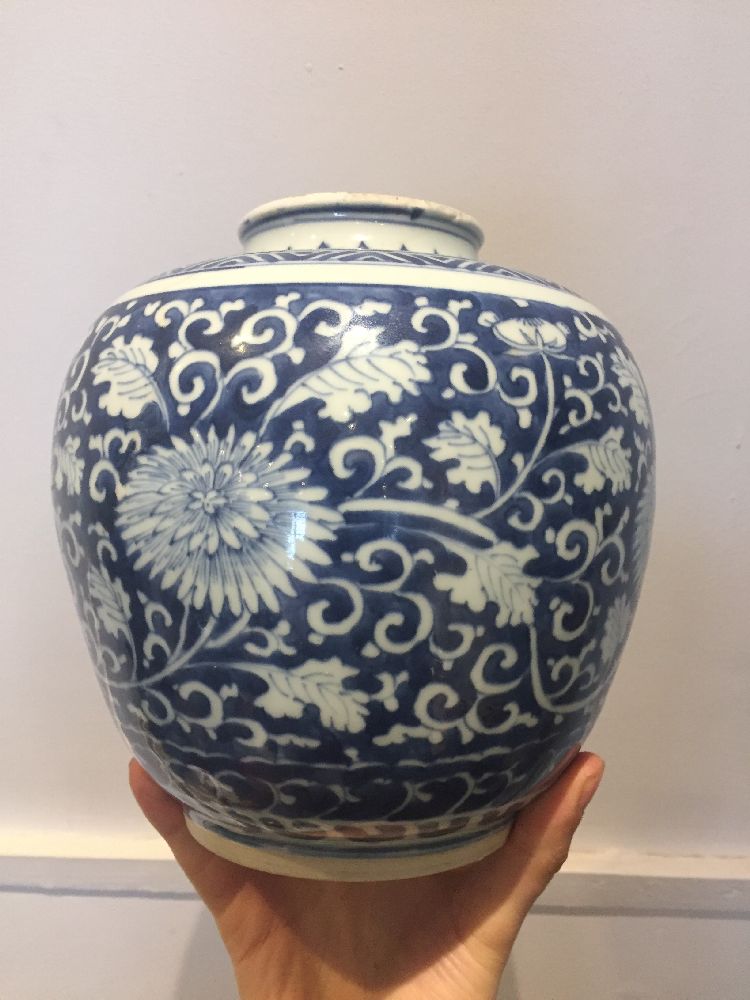 A Chinese porcelain 'chrysanthemum' jar, 18th century, painted in underglaze blue with flowering - Bild 11 aus 18