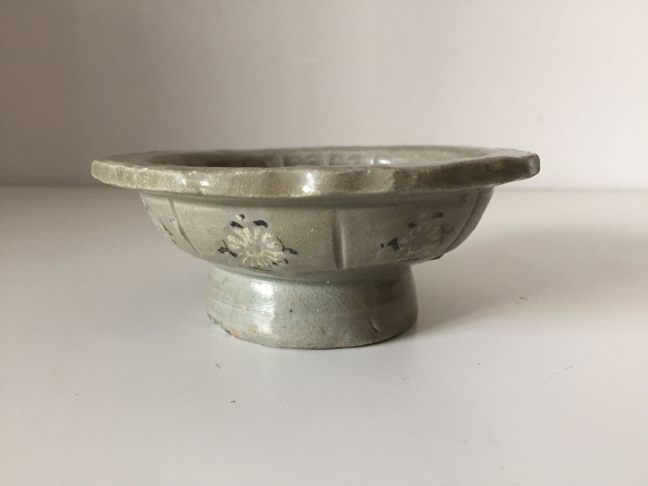 A Korean stoneware inlaid celadon stem bowl, Goryeo dynasty, on tapering foot, the shallow bowl with - Image 5 of 11