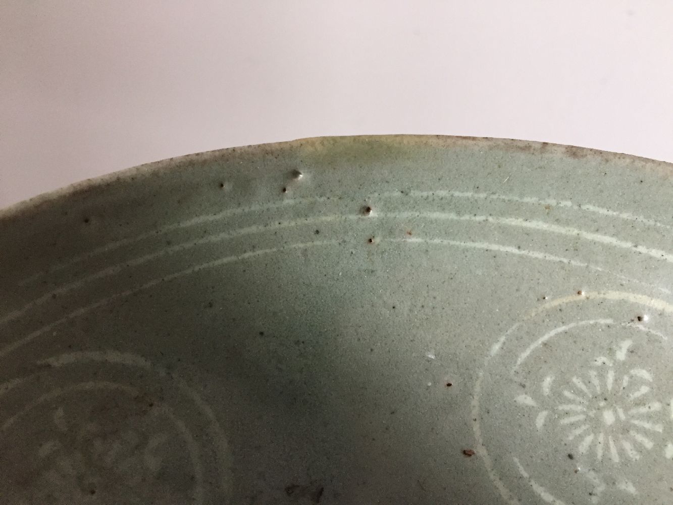A Korean stoneware inlaid celadon bowl, Goryeo dynasty, 13th-14th century, on short foot with curved - Image 2 of 13