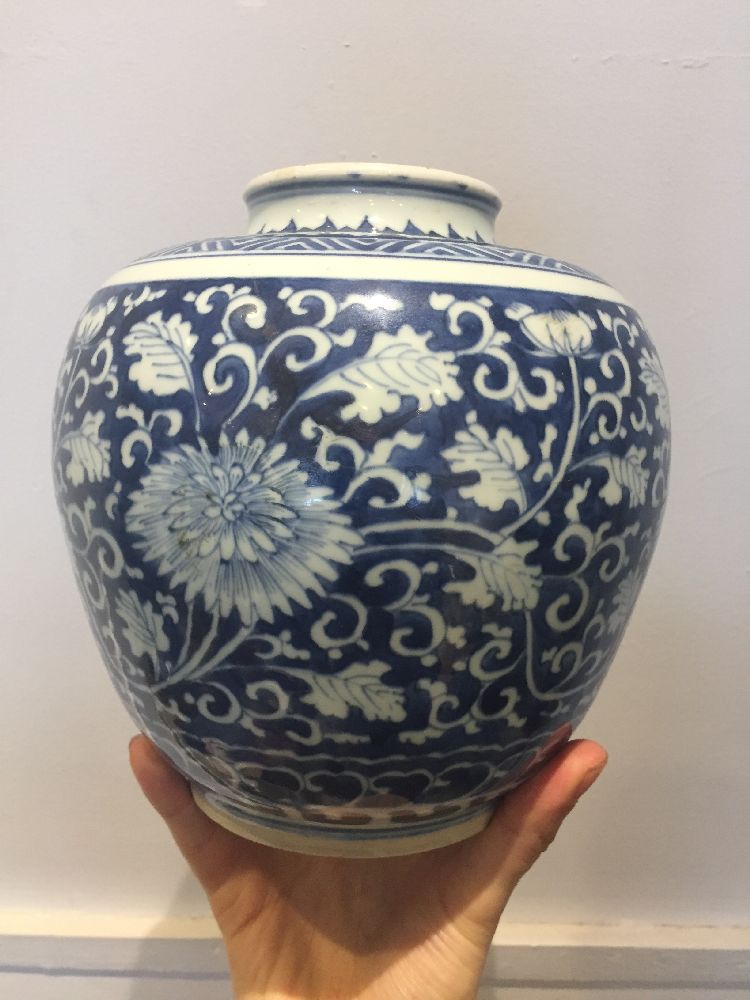 A Chinese porcelain 'chrysanthemum' jar, 18th century, painted in underglaze blue with flowering - Bild 10 aus 18