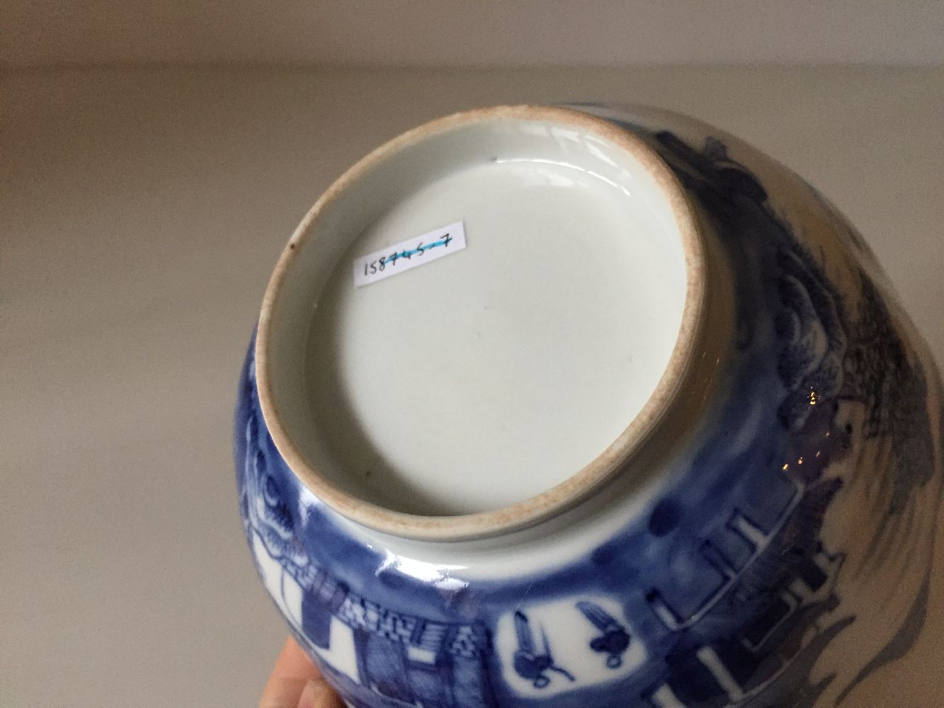 A Chinese porcelain blue and white bowl, 18th century, painted with pagodas in a continuous - Bild 5 aus 5