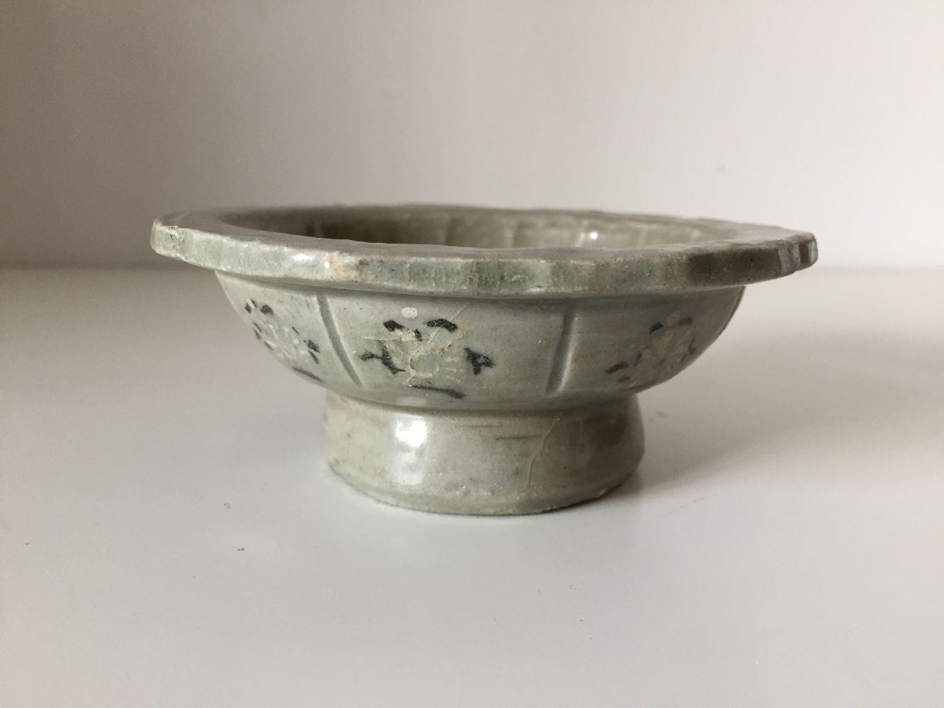 A Korean stoneware inlaid celadon stem bowl, Goryeo dynasty, on tapering foot, the shallow bowl with - Image 7 of 11