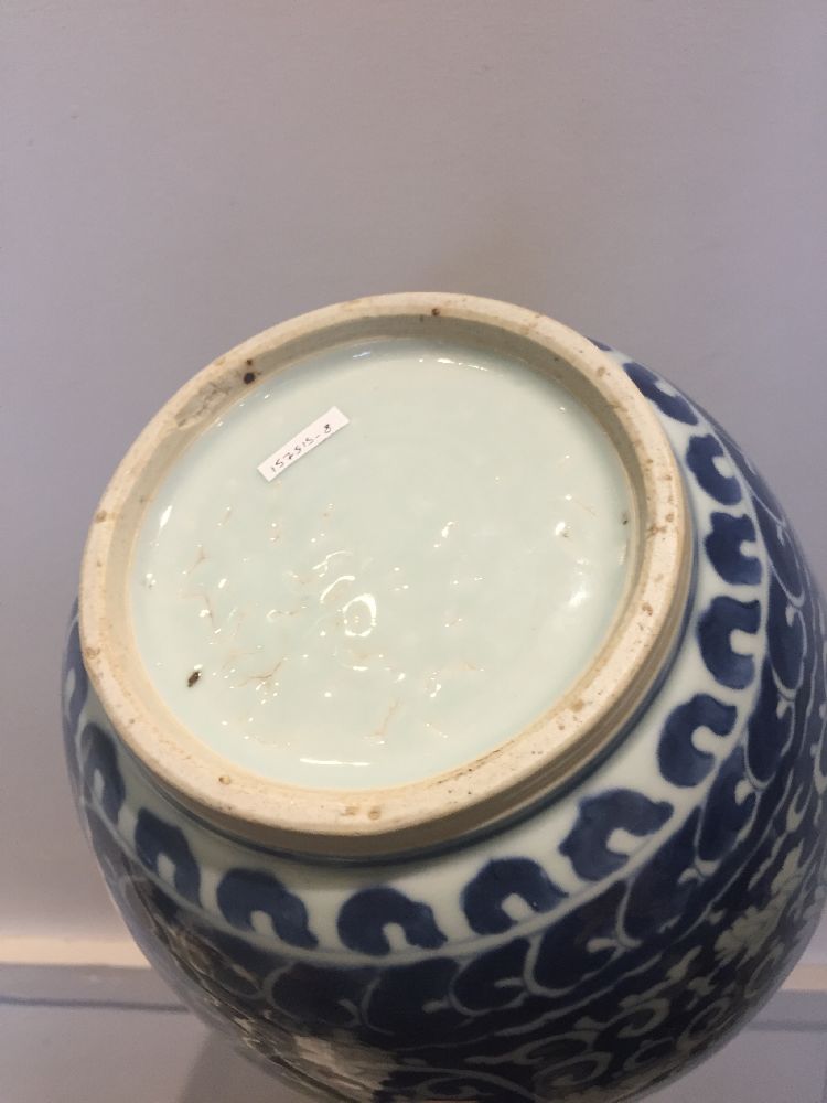 A Chinese porcelain 'chrysanthemum' jar, 18th century, painted in underglaze blue with flowering - Bild 16 aus 18