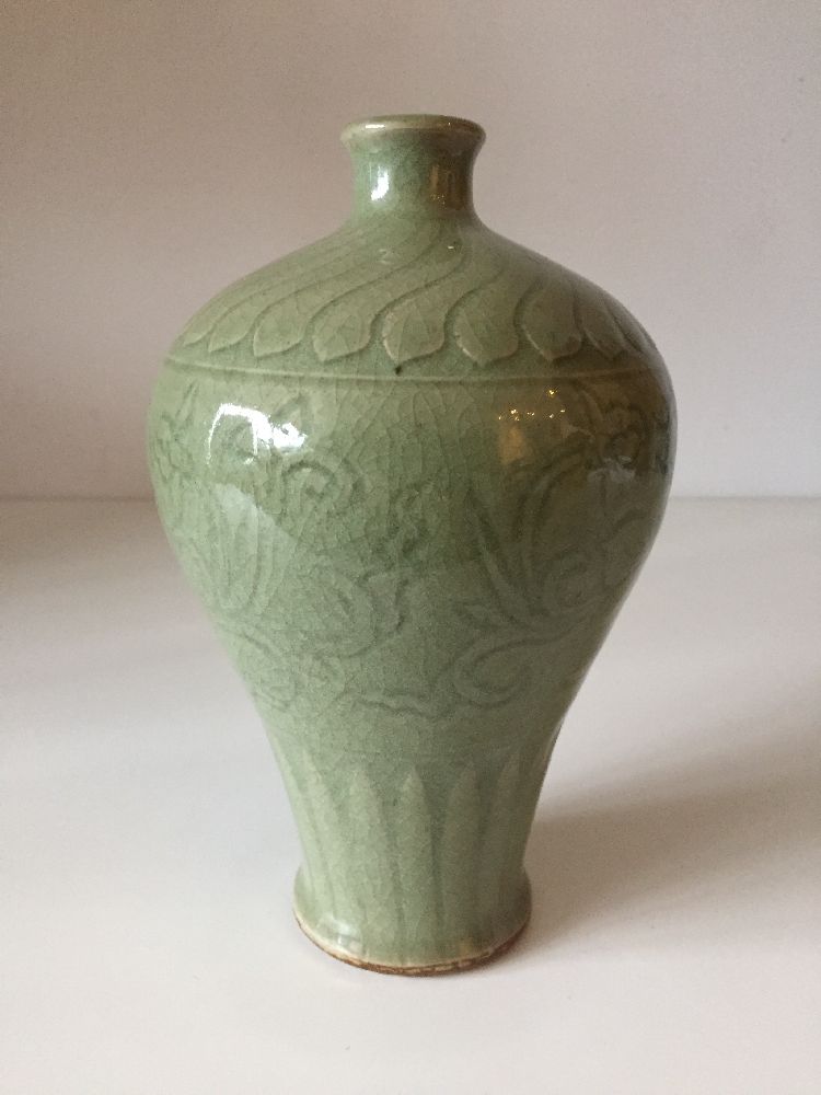 A Chinese grey stoneware Ming-style celadon 'lotus' vase, 19th century, the exterior carved with two - Bild 3 aus 7