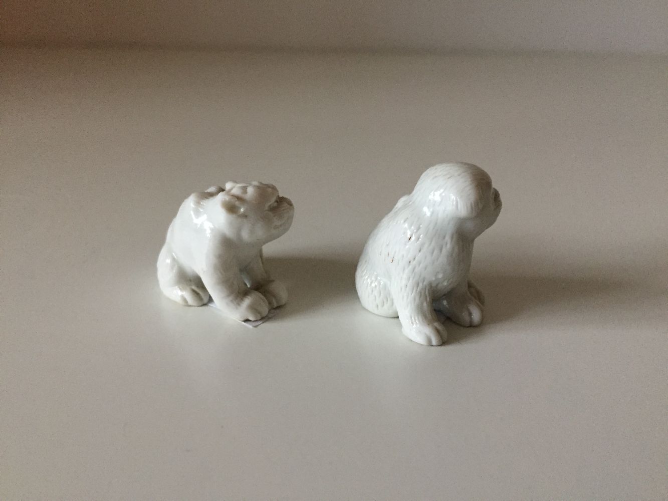 Two Chinese Dehua porcelain miniature animals, 18th century, one modelled as a seated lion, the - Bild 4 aus 6
