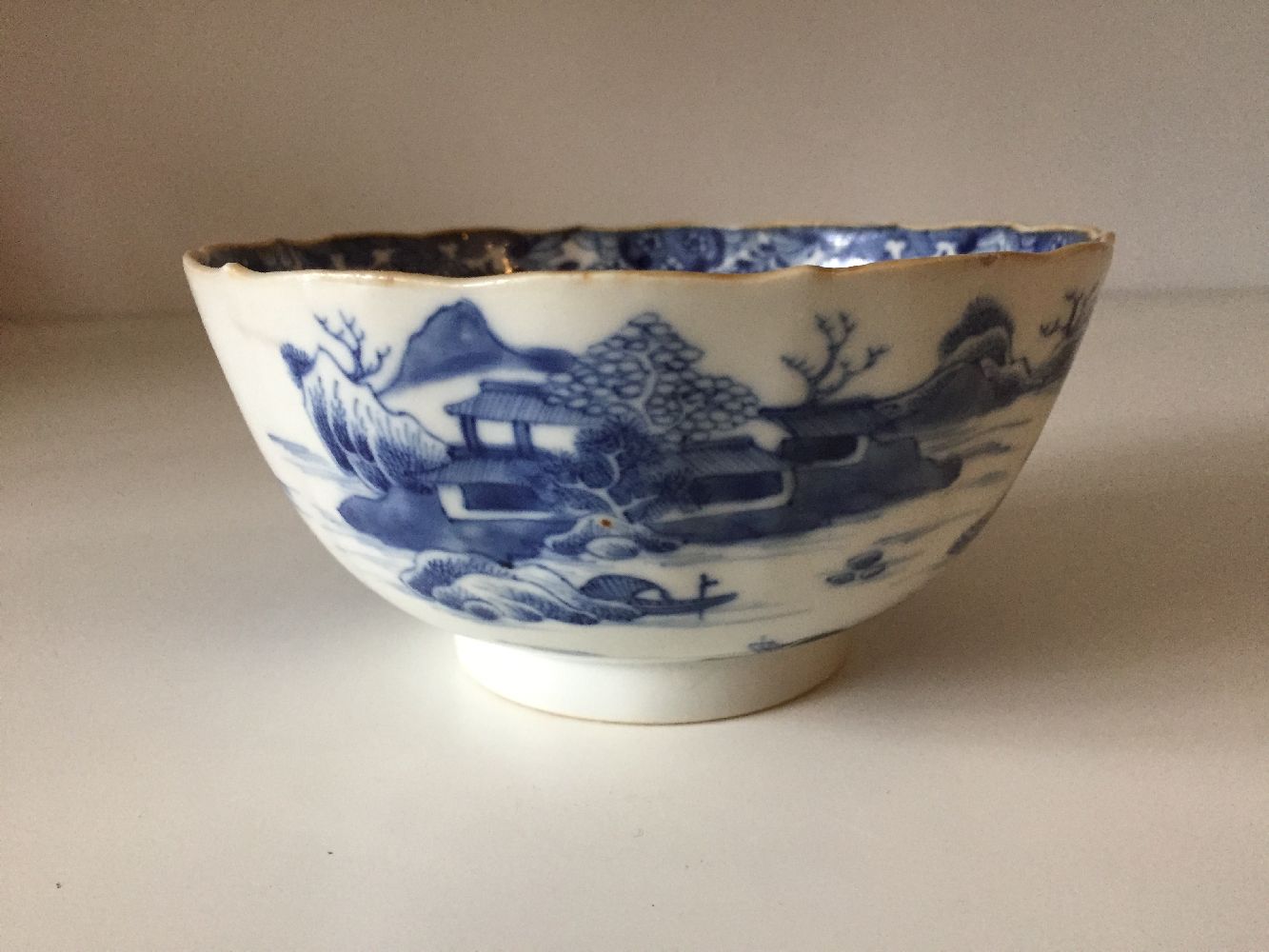 A Chinese porcelain blue and white bowl, 18th century, painted with pagodas in a continuous - Bild 2 aus 5