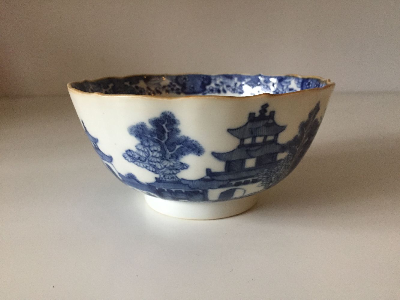 A Chinese porcelain blue and white bowl, 18th century, painted with pagodas in a continuous - Bild 3 aus 5