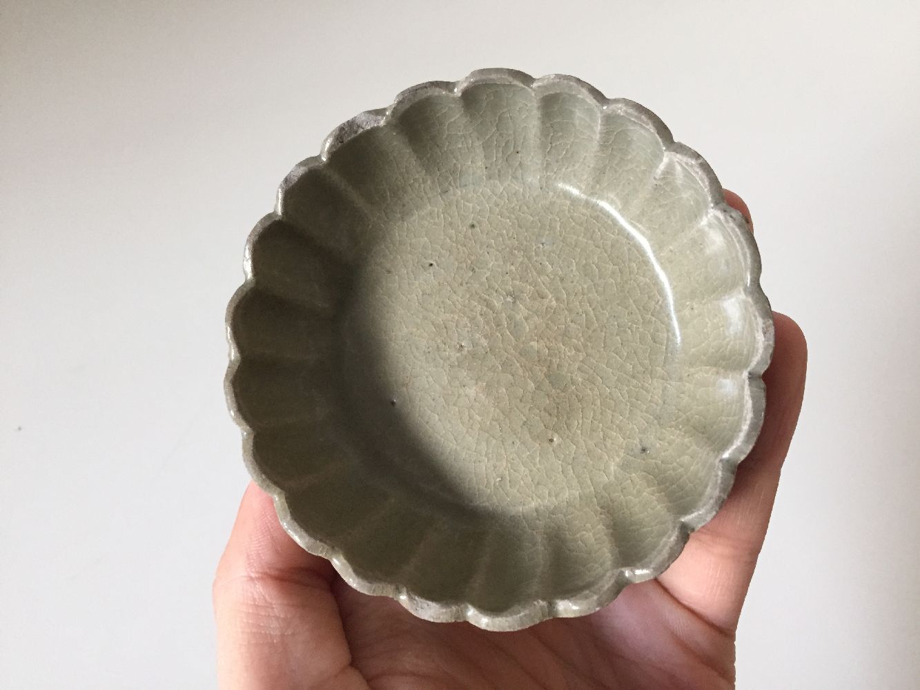 A Korean stoneware celadon 'flowerhead' small bowl, Goryeo dynasty, the exterior moulded as a band - Image 6 of 9