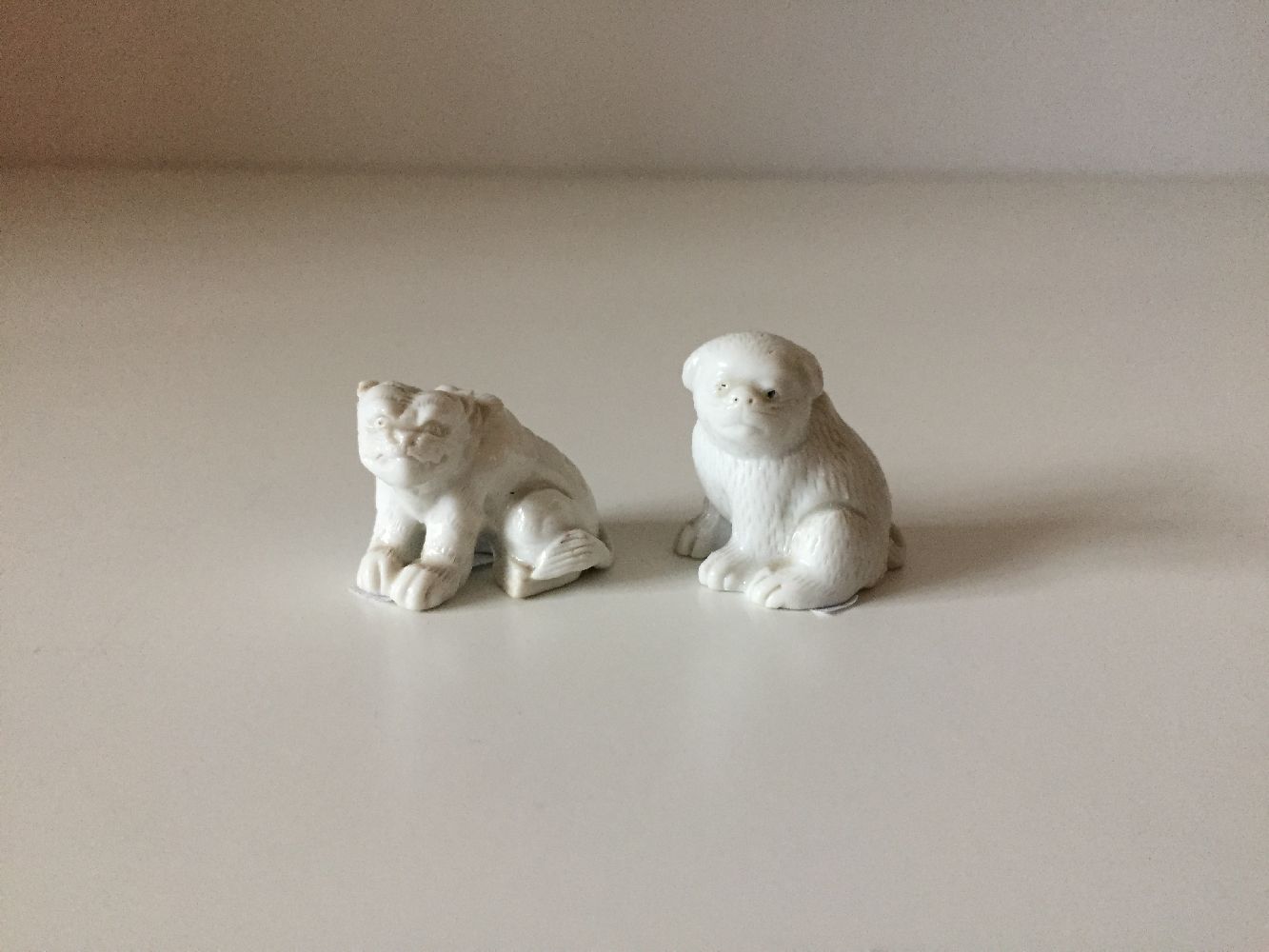 Two Chinese Dehua porcelain miniature animals, 18th century, one modelled as a seated lion, the - Bild 2 aus 6
