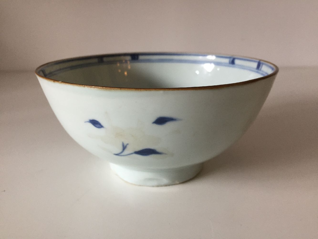 Two Chinese porcelain blue and white 'shipwreck' bowls excavated from the Nanking Cargo, circa 1750, - Bild 4 aus 10