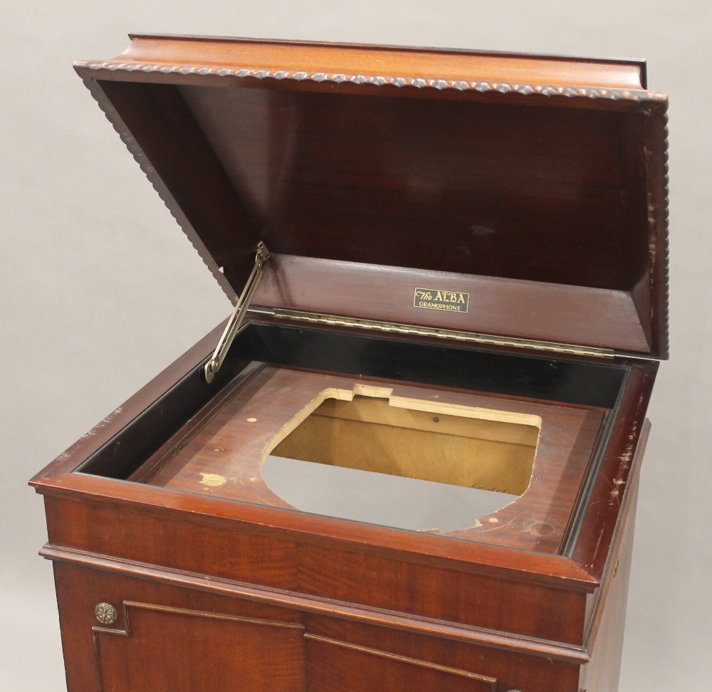 A mahogany gramophone cabinet (lacking gramophone). 58.5 cm wide. - Image 4 of 5