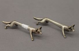 A pair of silver plated fox form knife rests. 10.5 cm long.