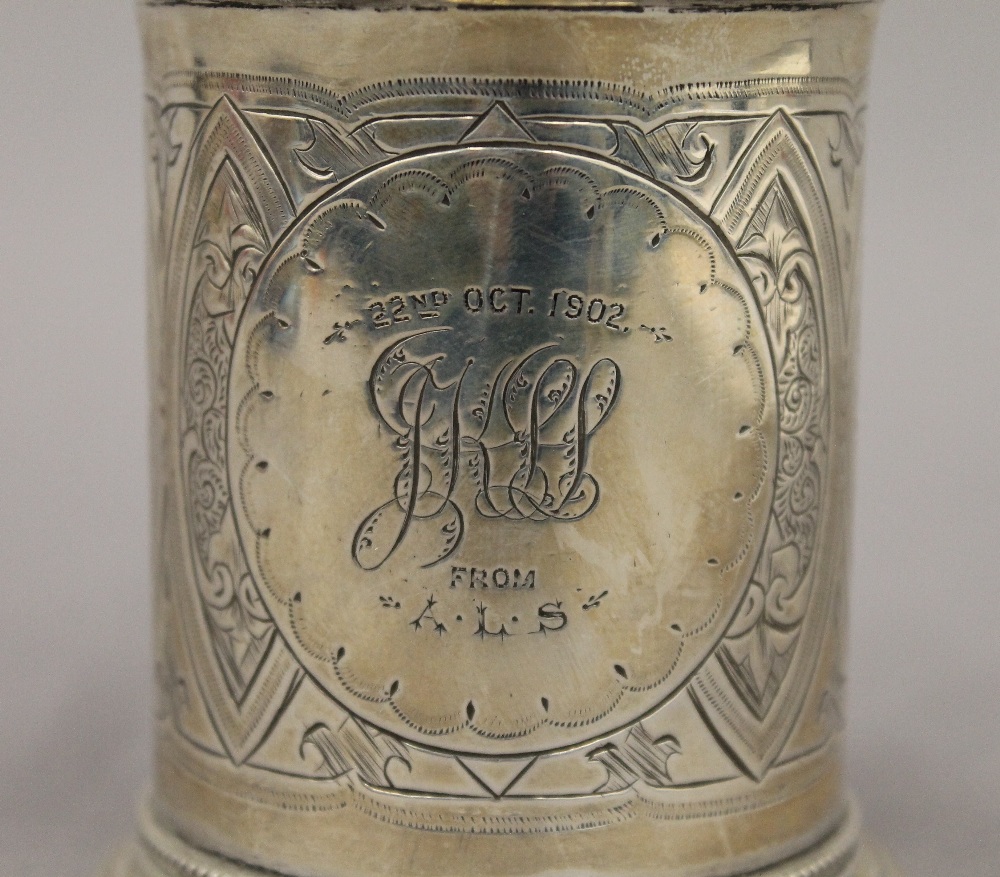 A small Victorian silver tankard. 9 cm high. 4.2 troy ounces. - Image 3 of 5