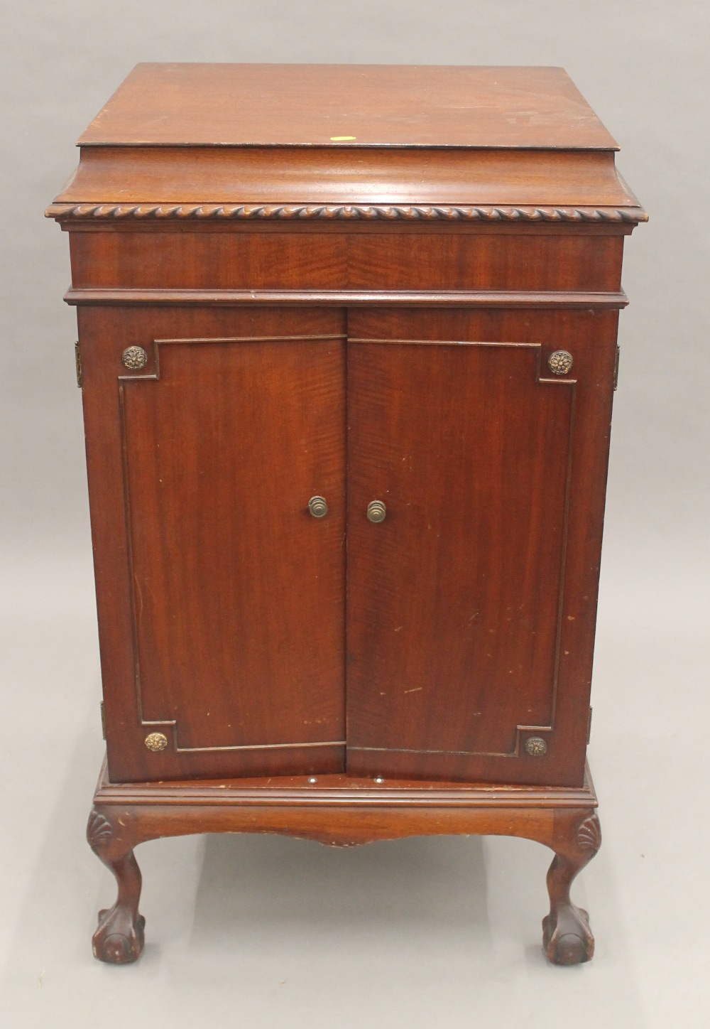 A mahogany gramophone cabinet (lacking gramophone). 58.5 cm wide. - Image 2 of 5